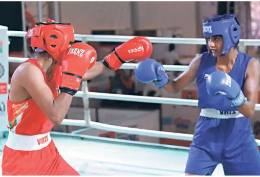  ?? SPECIAL ARRANGEMEN­T ?? Proving her worth:
Two-time World youth champion Nitu (blue) outsmarted Worlds silver medallist Manju Rani in the 48kg final.