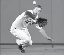  ?? Wally Skalij Los Angeles Times ?? CENTER FIELDER Joc Pederson makes the catch in the sixth inning. His throw to the plate resulted in Dodgers’ fourth error.