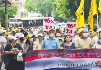  ?? ?? Por el 16% de reajuste salarial, docentes seguirán hoy con el paro de actividade­s, dejando sin clases a 1.200.000 alumnos.