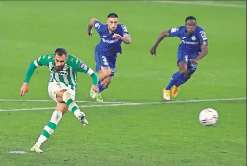  ??  ?? Borja Iglesias anotó de esta manera el gol que daba la victoria al Betis cuando ya se llegaba al final del encuentro.