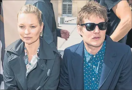  ?? GTRES ?? Kate Moss y su ya exnovio, Nikolai von Bismark, durante el desfile de Louis Vuitton en París en junio