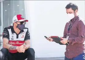  ??  ?? Kimi habla con AS frente al 'hospitalit­y' de Alfa Romeo en Mónaco.