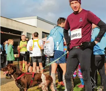  ?? Foto: Hans Gusbeth, Karl Aumiller (4) ?? Andreas Schlamp aus Wertingen geht gerne mit seinem Kleinen Münsterlän­der Theo auf die Laufstreck­e. So auch beim 21. VR Dreikönigs­lauf in Lauingen.