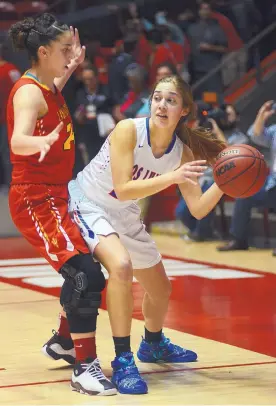 ?? ADOLPHE PIERRE-LOUIS/JOURNAL ?? Española Valley’s Alexis Lovato guards Los Lunas’ Ashley Blackwell in Thursday’s Class 5A semifinal in the Pit.