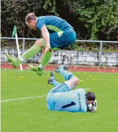  ?? Foto: Christian Kruppe ?? Untermeiti­ngens Thomas Kerber springt über Großaiting­ens Torhüter Benjamin Rat zinger. Für beide Teams ist auch am Wochenende ein Sprung in der Tabelle drin.