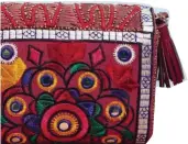  ??  ?? BOLSO de Antik Batik, 95 €. antikbatik.com