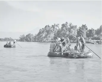  ?? OMAR FRANCO ?? Migrantes en el río Suchiate, en la frontera México-Guatemala.