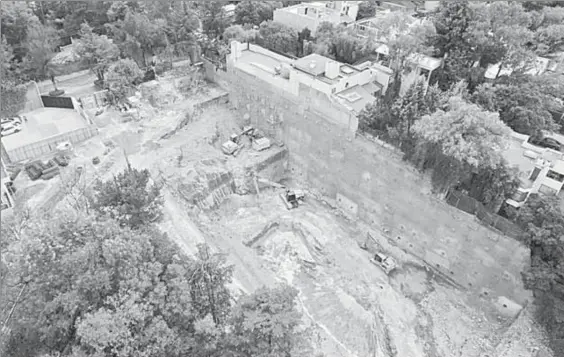  ??  ?? Con un dron, vecinos de la delegación Álvaro Obregón tomaron imágenes de los trabajos de excavación que se realizan en la avenida Desierto de los Leones para construir tres torres de departamen­tos de lujo ■ Foto proporcion­ada por los colonos