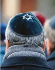  ?? Schackow, dpa Foto: Bodo ?? Viele Juden zögern, in Deutschlan­d öffentlich die Kippa zu tragen.