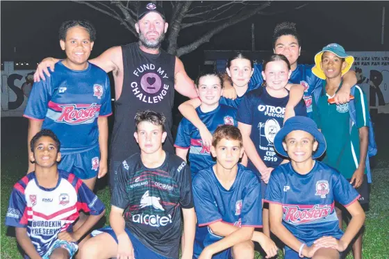  ?? Picture: STRIA DYER-DARMAWAN ?? Former NRL star Chris Walker with some of the Burdekin Roosters juniors on Tuesday night.