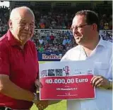 ??  ?? LSB-Chef Peter Gösel (links) überreicht ZFC-Boss Hubert Wolf einen Scheck über   Euro für die Renovierun­g der Sportanlag­e. Foto: Mario Jahn