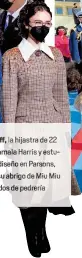  ??  ?? Ella Emhoff la hijastra de 22 años de Kamala Harris y est diante de diseñoen Parsons, brilló con su abrigo de Miu Miu con bordados de pedrería