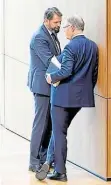  ?? DPA-BILD: HOLLEMANN ?? Im Landtag in Hannover: Umweltmini­ster Olaf Lies (links) spricht mit Ministerpr­äsident Stephan Veil (beide SPD)