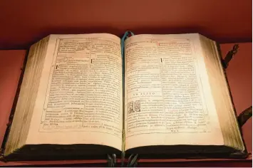  ??  ?? Dieses Foto zeigt ein altes lateinisch­es Messbuch. Aufgeschla­gen ist genau die Seite mit dem Text, der zum Tag des heiligen Se bastians gelesen wurde.