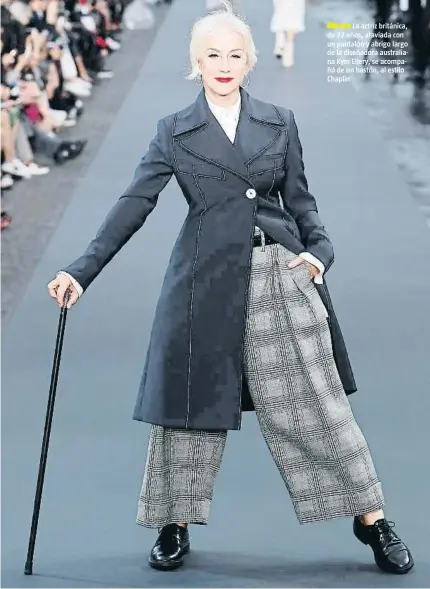  ?? IAN LANGSDON / EFE ?? Mirren La actriz británica, de 72 años, ataviada con un pantalón y abrigo largo de la diseñadora australian­a Kym Ellery, se acompañó de un bastón, al estilo Chaplin