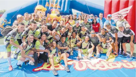  ?? JAIME MORENO VARGAS/ADN ?? Este es el equipo completo de las Unidades tecnológic­as de Santander (UTS) que se hizo con la gloria en el Torneo de la Cancha Marte.