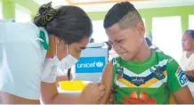  ??  ?? Un niño de Samoa es vacunado contra el sarampión, el pasado lunes. En el país hay al menos 4 mil casos de esta enfermedad.