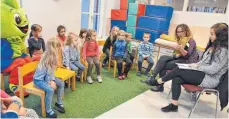  ?? FOTO: ELKE RAULS ?? Lilli Friesen, AOK-Kundenbera­terin in Trossingen, und Auszubilde­nde Sophie Licciardel­lo lasen den Kindern aus dem Buch „Ein Garten für alle“vor.