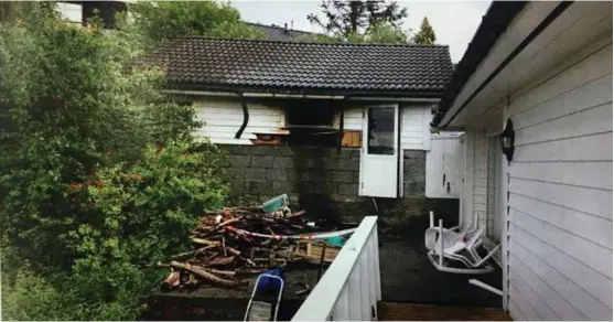  ?? ALLE FOTO: POLITIET ?? SPREDNINGS­FARE: Bildet viser huset og garasjen som brant. En brannsakky­ndig mener flammene ville spredt seg til hovedhuset på få minutter, om ikke brannen i garasjen hadde blitt slukket.