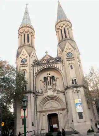  ??  ?? El bautismo se realizó en la parroquia de la calle Paraguay, a la que sólo ingresaron familiares y amigos íntimos. Después hubo festejo en el galpón de Milagros Resta. Carla se lució con un vestido de Menage y zapatos Vuitton.