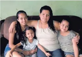  ?? CORTESÍA ?? Cándida Obando con sus tres hijas: Sugey, María Fernanda y Zianny.