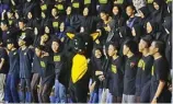  ?? GHOFUUR EKA/JAWA POS ?? TOTALITAS: Casual Slekoors menyanyika­n yel-yel bersama maskotnya, Sam the Bat.