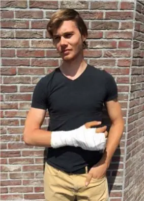  ??  ?? Tom Bosmans met zijn arm in het gips. De Wilrijkena­ar staat voor enkele maanden aan de kant.