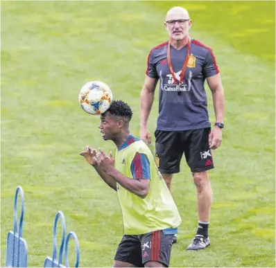  ?? Rodrigo Jiménez / Efe ?? De la Fuente, junto a Ansu Fati, en un entrenamie­nto de la selección sub-21 en octubre de 2019 en Madrid.