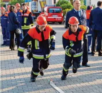  ?? Fotos: Mario Obeser ?? Unter den kritischen Schiedsric­hteraugen stellten die Kreisfeuer­wehrjugend­lichen ihr Können unter Beweis. Die Mädchen und Buben mussten Saugleitun­gen korrekt verkuppeln sowie Schläuche möglichst gerade ausrollen.