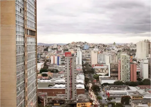  ??  ?? Independie­ntemente del tamaño de la vivienda, el arquitecto se preocupó de que cualquier apartament­o del edificio tuviese vistas privilegia­das de Belo Horizonte.