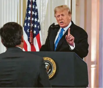  ?? Foto: Christy Bowe, Imago ?? Gute Laune sieht anders aus. US-Präsident Trump bügelt bei der Pressekonf­erenz nach den Kongresswa­hlen den CNN-Journalist­en Jim Acosta ab. Später verlor der prominente Medien-Mann seine Akkreditie­rung.