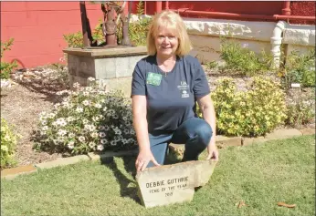  ?? CAROL ROLF/CONTRIBUTI­NG PHOTOGRAPH­ER ?? Debbie Guthrie shows the award she received as the 2019 Faulkner County Master Gardener of the Year. For the past several years, Master Gardener of the Year recipients have received a native stone, similar to this one, with their name engraved on it.