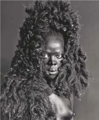  ?? SOURCE MOMENTA ?? Zanele Muholi, Somnyama IV, Oslo, 2015, de la série Somnyama Ngonyama, 2015