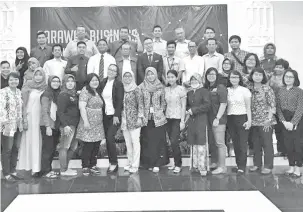  ??  ?? DELEGASI Sarawak dan Indonesia merakam kenangan bersama semasa Sesi Perniagaan Sarawak di Jogjakarta.