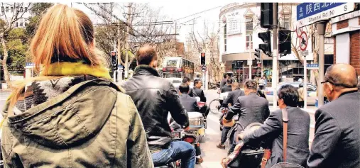  ?? FOTO: STUDIOSUS ?? Der Alltag als Sehenswürd­igkeit auf Reisen: Radtour durch den Stadtverke­hr Shanghais.