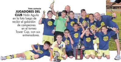  ??  ?? JUGADORES DEL CLUB Nido Aguila en la foto luego de recibir el galardón de campeones en el torneo Tower Cup, con sus entrenador­es.