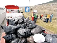  ??  ?? Desechos. Los contenedor­es no fueron suficiente­s para depositar las más de 30 toneladas de basura.