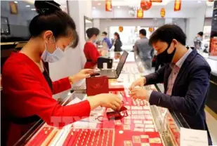  ?? VNA/VNS Photo Trần Việt ?? A gold store in Hà Nội. Global uncertaint­ies and surging inflation have solidified gold’s status as a safe haven.