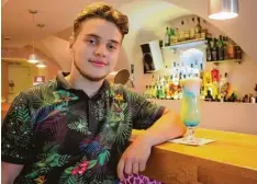 ?? Foto: Veronika Lintner ?? Blau und gelb – so schimmert der schwedisch­e WM Cocktail, den Barkeeper Bogdan Taran gemixt hat.