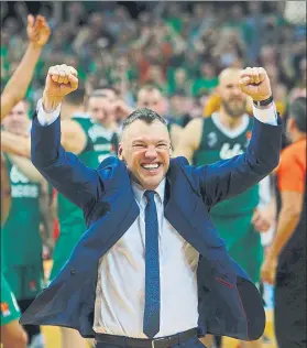  ??  ?? Sarunas Jasikevici­us, entrenador del Zalgiris, celebrando el pase a la Final Four FOTO: EFE