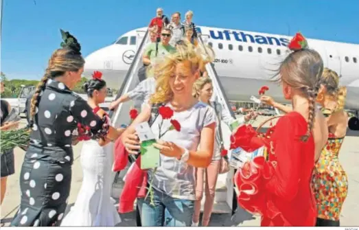  ?? PASCUAL ?? Primer vuelo de la compañia alemana Lufthansa al Aeropuerto de Jerez, en verano de 2013.