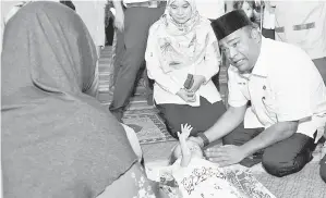  ??  ?? ABDUL Azeez (kanan) menyampaik­an sumbangan raya kepada kanak-kanak kelainan upaya Muhammad Raif Hakimi Hata, 9, pada majlis Program Ziarah Kasih Ramadan AlMubarak 2017 yang diadakan di Masjid Raja Tun Uda, Seksyen 16, baru-baru ini.