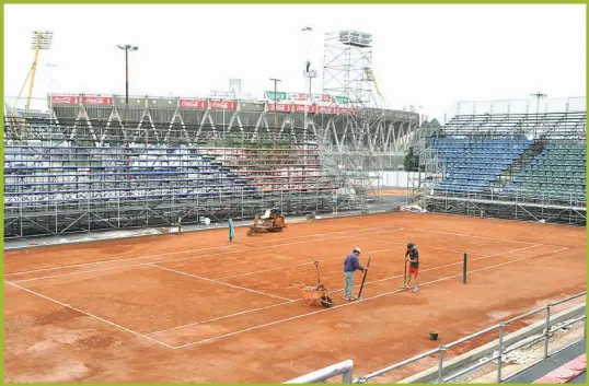  ?? FOTOS FEDERICO RODRIGUEZ ?? COURT CENTRAL. En el sector norte del Kempes se armó la cancha principal del torneo ATP 250, que tiene tribunas tubulares.