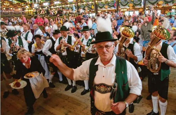  ?? Foto: Alexander Hassenstei­n, Getty ?? Trubel gehört zur Wiesn, aber auch die Tradition. In den nächsten 18 Tagen sind die Musiker auf dem Oktoberfes­t wieder gefordert.