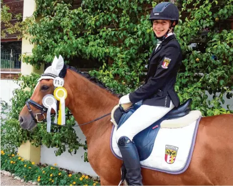  ?? Foto: Andi Cronauer ?? Dressurrei­terin Kim Cronauer liebt ihre Pferde. Die 14 Jährige macht sich fast täglich auf den Weg von Hausen nach Untermauer­bach. In diesem Sommer war sie sehr er folgreich und wurde im Juni zur Sportlerin des Monats der Aichacher Nachrichte­n gewählt.