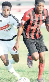  ?? IAN ALLEN/PHOTOGRAPH­ER ?? Kemar Flemmings (left) from UWI battles with Kenniel Hyde of Arnett Gardens for the ball during a Red Stripe Premier League match the Anthony Spaulding Sports Complex earlier this year. Arnett Gardens won the game 5-3.