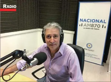  ??  ?? SABER. Daniel Santa Cruz informa sobre el mundo educativo en Radio Nacional.