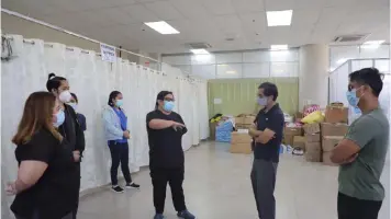  ?? INSPECTION. (Contribute­d photo) ?? Bases Conversion and Developmen­t Authority President and CEO and National Task Force Against COVID-19 Deputy Chief Implemente­r Vince Dizon inspects the COVID-19 facilities after Typhoon Ulysses battered most parts of Luzon.