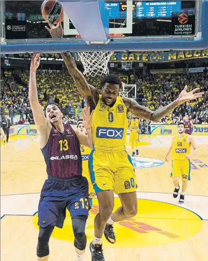  ?? FOTO: EFE ?? Thomas Heurtel, base del Barça lassa, taponado en un contraataq­ue por Kendrick Ray, del Maccabi Tel Aviv