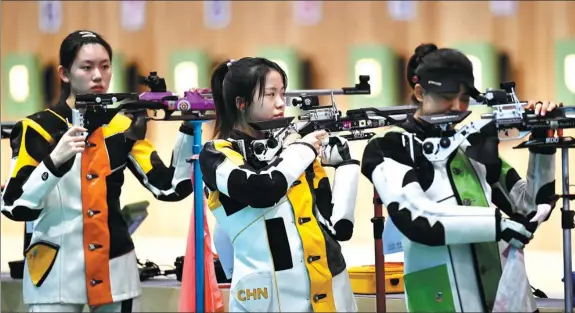  ?? WEI XIAOHAO / CHINA DAILY ?? Yang Qian (center) takes aim during the National Games in Xi’an. The 21-year-old Olympic champion finished with two gold medals and a bronze.
